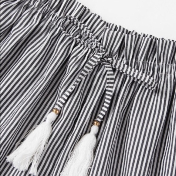 🎉HP🎉 🆕 Black Striped Shorts - Picture 3 of 7